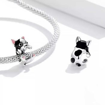 Ezüst karkötőt átölelő francia bulldog charm
